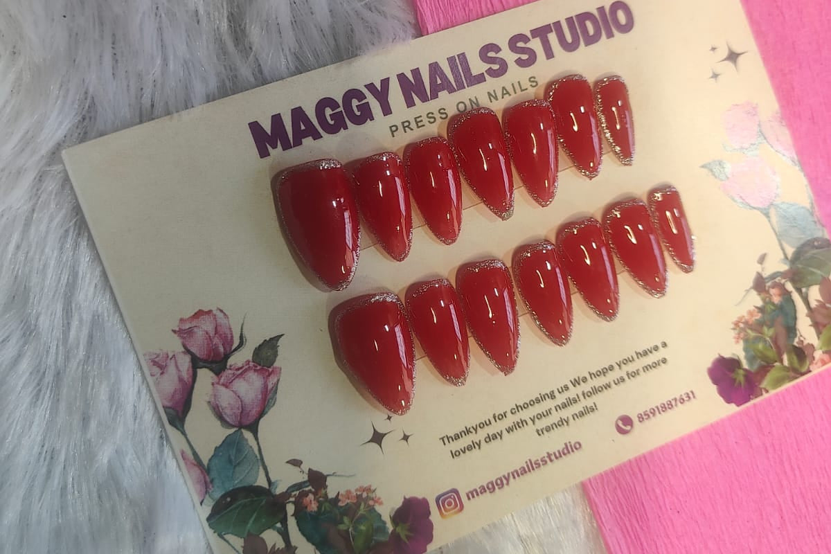 RED SPARKLE QUEEN NAILS